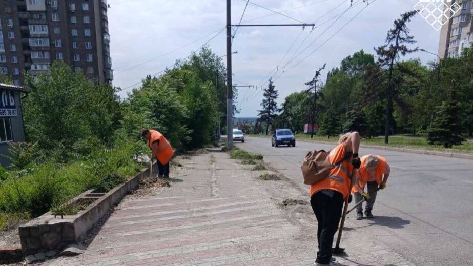 Після дощів у Запоріжжі комунальники вручну очищають дороги &ndash; кадри