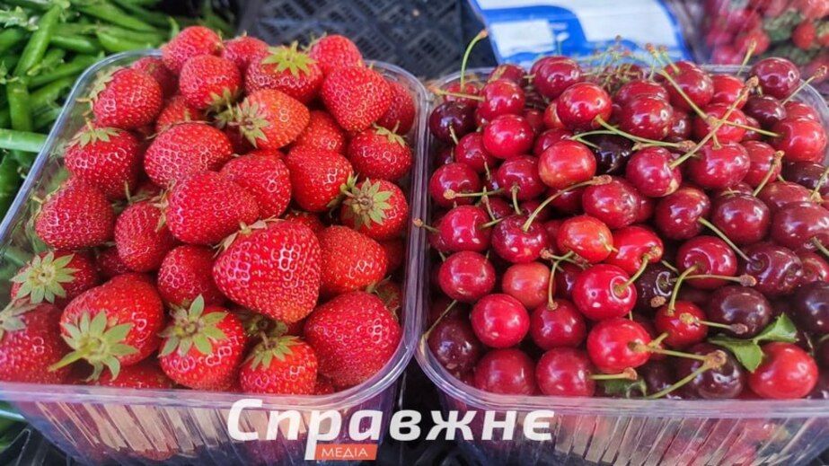 Запорізької майже немає: звідки на місцевих ринках черешня й полуниця