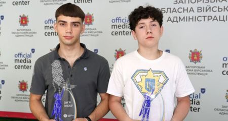 Запорожских подростков наградили за спасение людей во время обстрела &ndash; видео