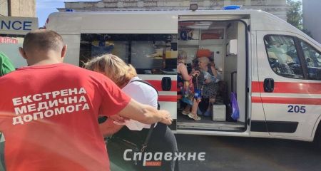 Раненые пассажиры и разбитый автобус &ndash; последствия удара возле остановки в Запорожье