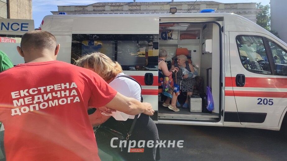 Раненые пассажиры и разбитый автобус &ndash; последствия удара возле остановки в Запорожье
