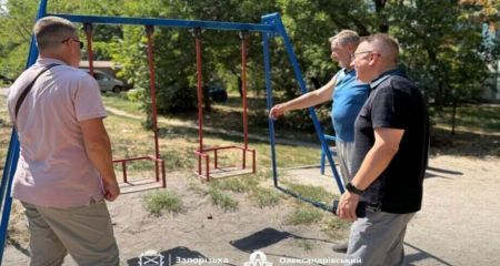 Гойдалки та фарбування: у старій частині Запоріжжя відновили майданчик