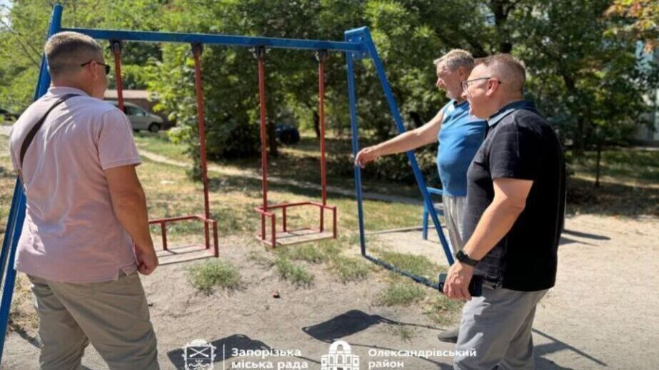 Гойдалки та фарбування: у старій частині Запоріжжя відновили майданчик