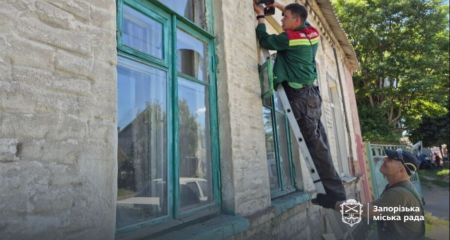 Удар по Космическому району: в Запорожье оперативно устранили повреждения