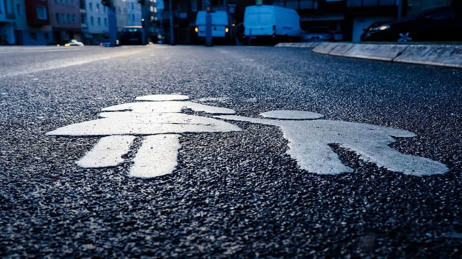 Безпека дітей: біля шкіл і дитсадків у Запоріжжі наносять яскраву розмітку