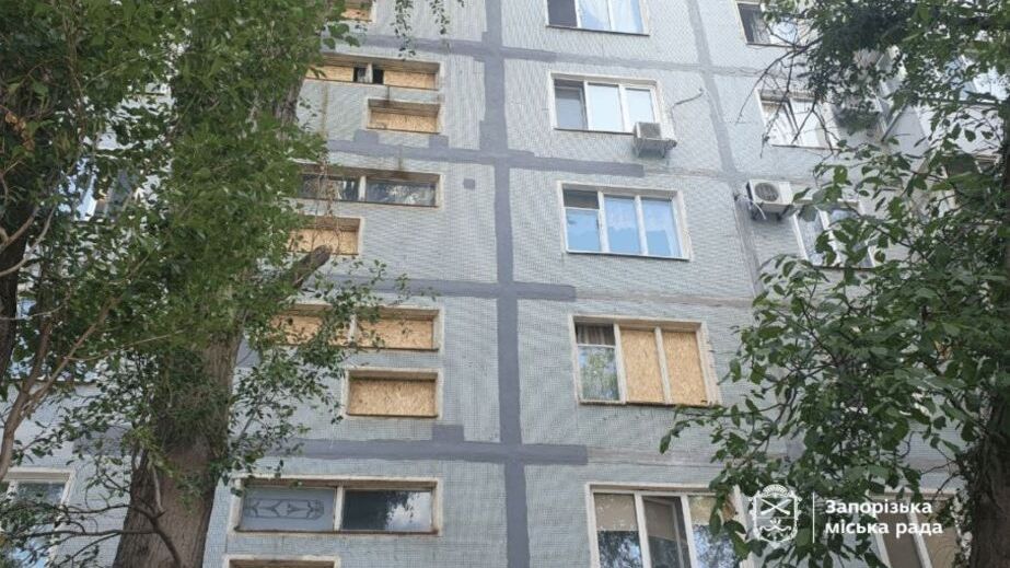"Прилеты" в трех районах: в Запорожье ликвидируют последствия вражеских ударов