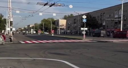 На центральном перекрестке Запорожья нанесли износостойкую разметку