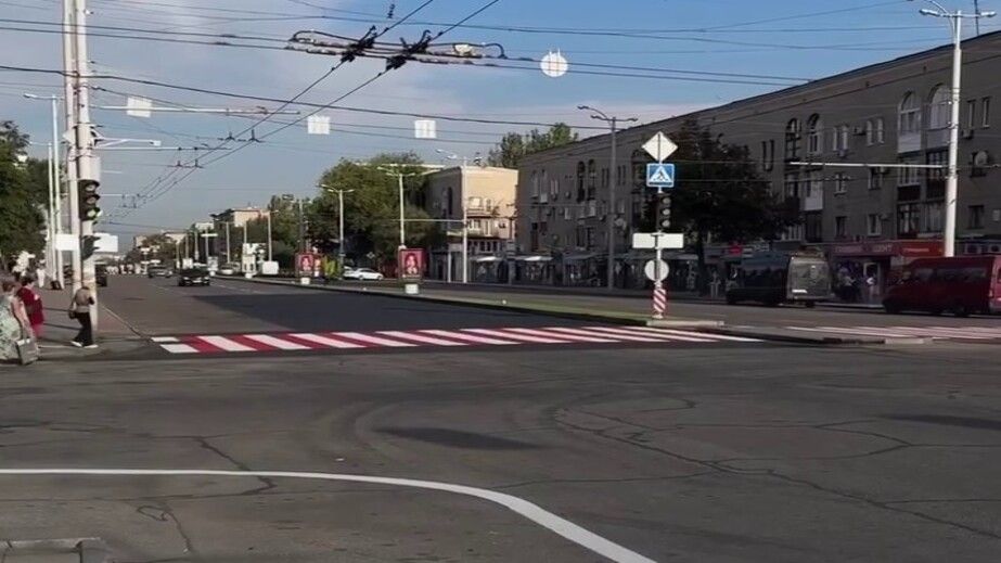 На центральном перекрестке Запорожья нанесли износостойкую разметку