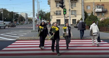 До Дня Захисників на вулицях Запоріжжя військовим вручали квіти