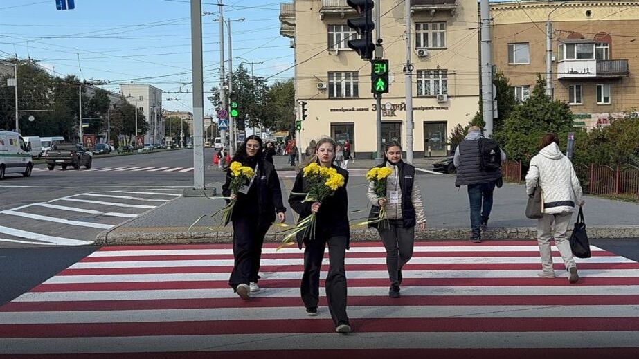 До Дня Захисників на вулицях Запоріжжя військовим вручали квіти