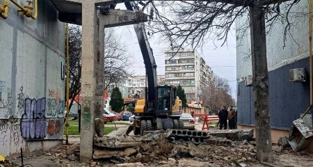 Аварійні арки між багатоповерхівками знесли у Хортицькому районі Запоріжжя