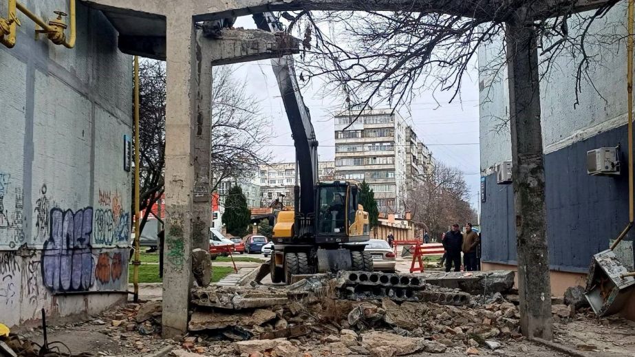 Аварійні арки між багатоповерхівками знесли у Хортицькому районі Запоріжжя