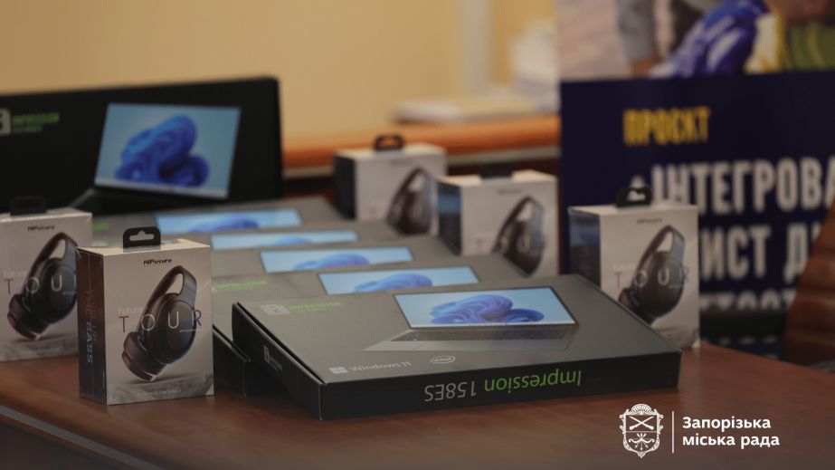 Запорізькі школи отримали набори для розвитку дітей від фонду Джоан Роулінг