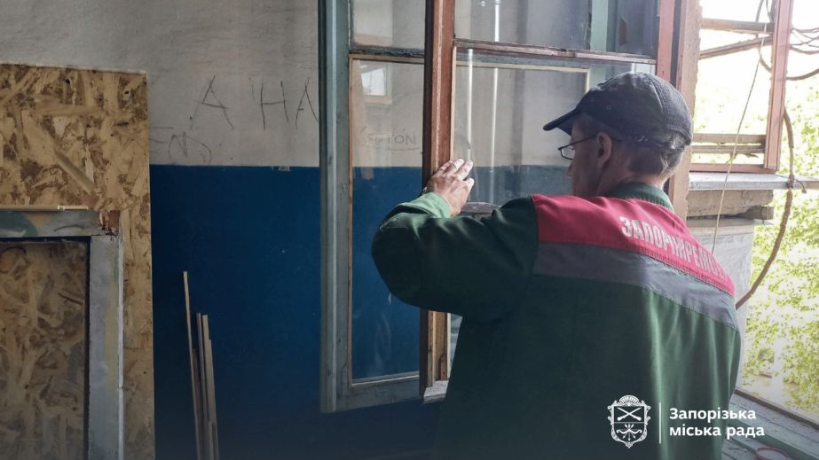 Почти 4000 кв. м крыш: как в Запорожье ремонтируют дома после обстрелов