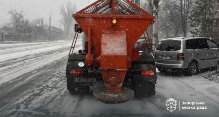 Негода у Запоріжжі: на вулиці міста вивели додаткову спецтехніку