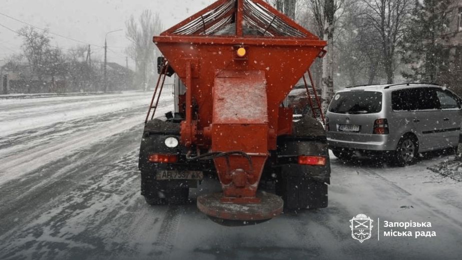 Негода у Запоріжжі: на вулиці міста вивели додаткову спецтехніку