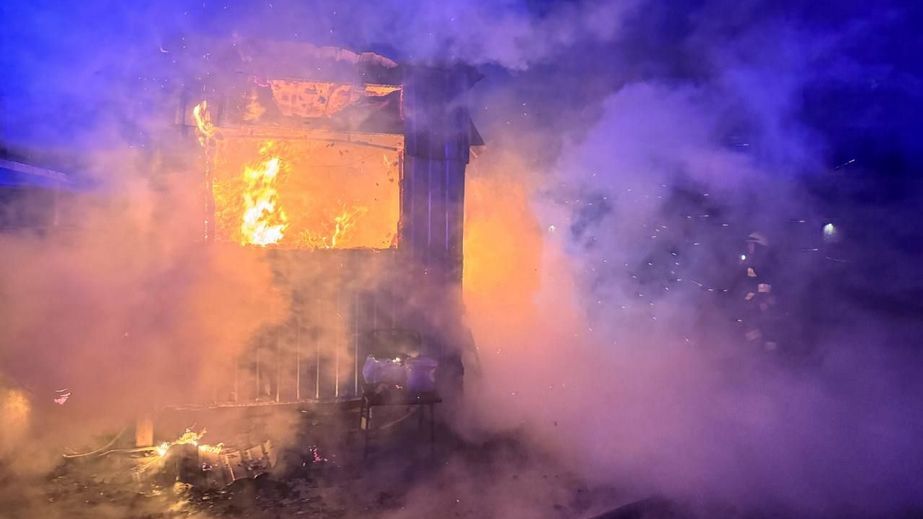 Квартира в многоэтажке и бытовка пылали в Запорожье: есть пострадавший