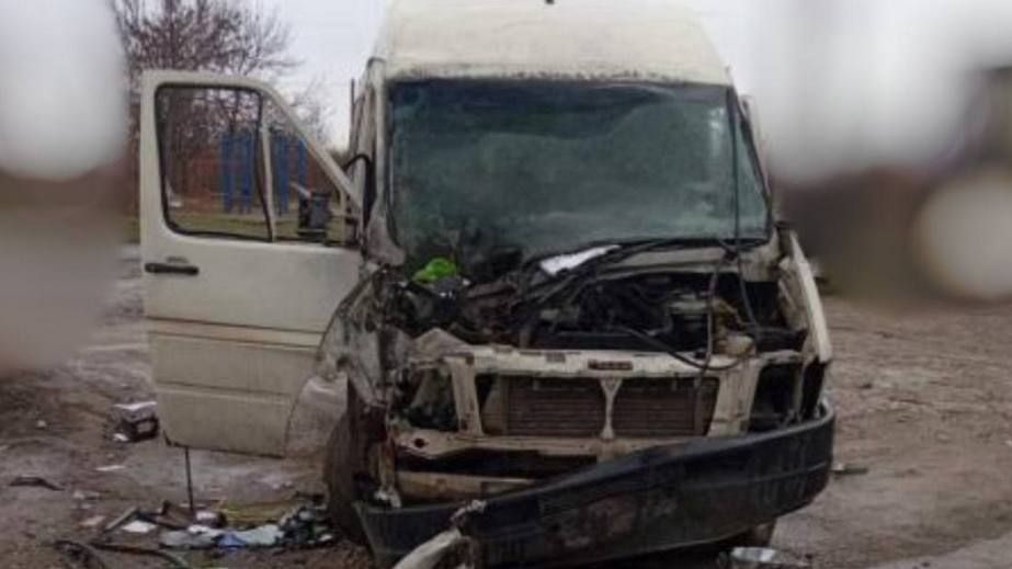 Вражеский дрон атаковал микроавтобус в Запорожском районе: есть раненый