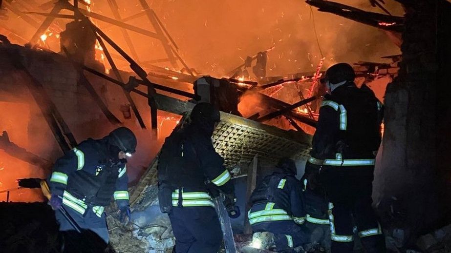 Дом и магазин горели из-за российских обстрелов на Запорожье: есть жертва