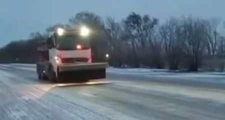 Дороги Запорізької області посилено обробляють проти ожеледиці