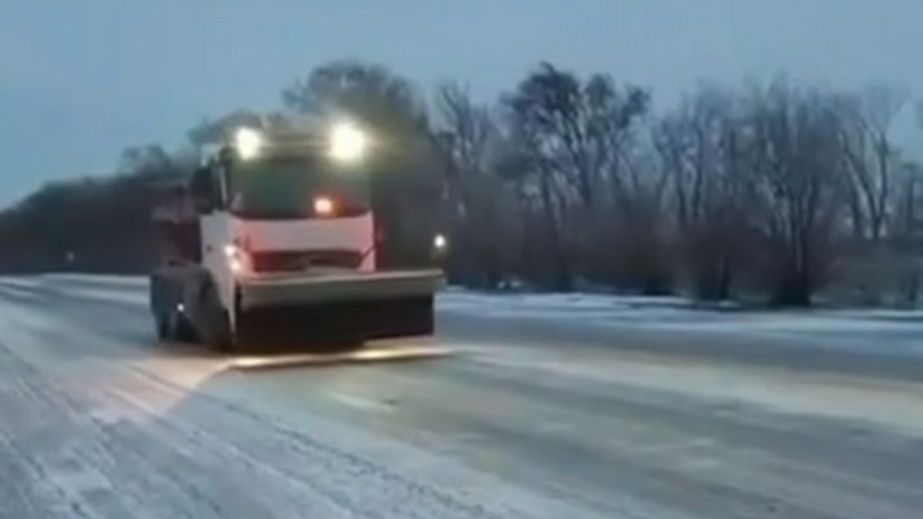 Дороги Запорожской области усиленно обрабатывают против гололеда