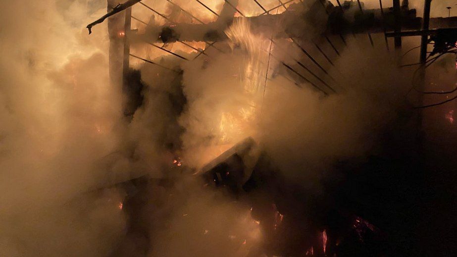 Ночью в Запорожье горел дом &ndash; кадры