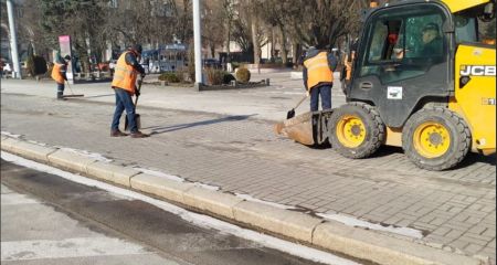 Спецтехніка на дорогах: тонни відсіву прибирають з вулиць Запоріжжя