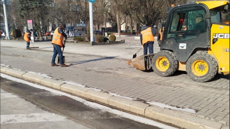 Спецтехника на дорогах: тонны отсева убирают с улиц Запорожья