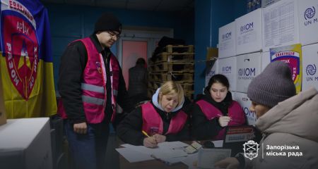 Благодійники видають гуманітарні набори в Запоріжжі: що входить у допомогу