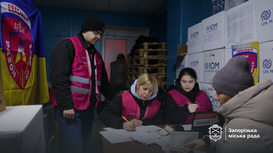 Благодійники видають гуманітарні набори в Запоріжжі: що входить у допомогу