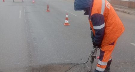 Погода "нищить" асфальт: як у Запоріжжі проводять аварійний ремонт доріг