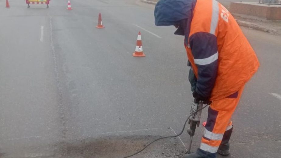 Погода "уничтожает" асфальт: как в Запорожье проводят аварийный ремонт дорог