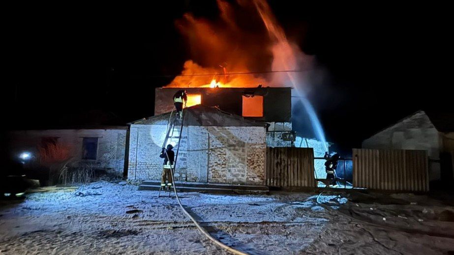 Спасатели показали последствия обстрелов на Запорожье