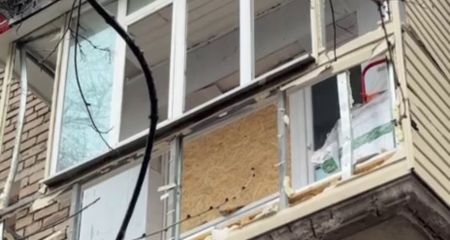 Последствия взрыва БпЛА: волонтеры восстанавливают пятиэтажку в Запорожье
