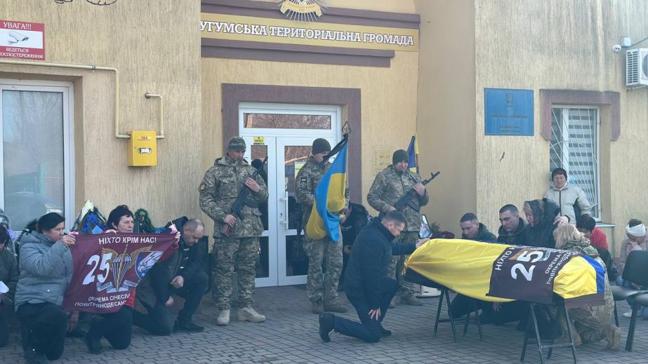 Кушугум у жалобі — поховали Героя, який загинув у бою з російськими окупантами