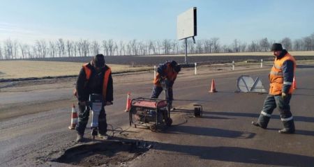 Комунальники ліквідують вибоїни на дорогах Запоріжжя &ndash; кадри