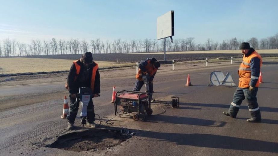 Комунальники ліквідують вибоїни на дорогах Запоріжжя &ndash; кадри