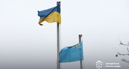 Крим &ndash; це Україна: кримськотатарський прапор підняли в центрі Запоріжжя