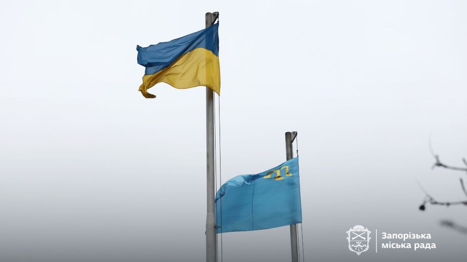 Крым &ndash; это Украина: крымскотатарский флаг подняли в центре Запорожья