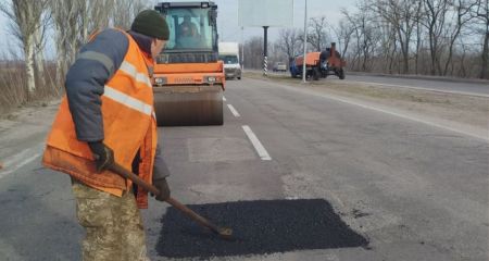 Як триває аварійне відновлення доріг у Запоріжжі &ndash; кадри