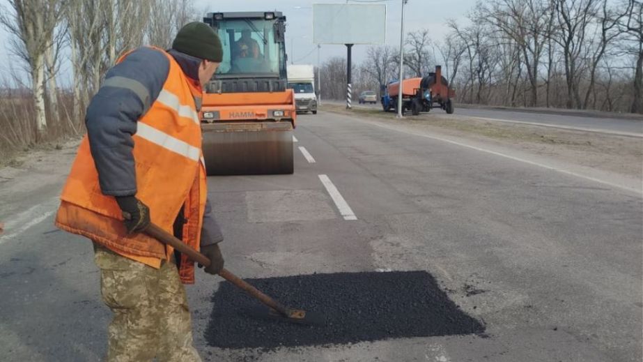 Как проходит аварийное восстановление дорог в Запорожье &ndash; кадры