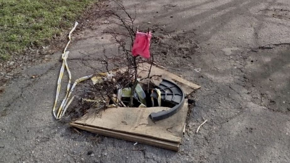 В Запорожье взялись за установку отсутствующих крышек на колодцах &ndash; фото