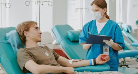 В Запорожье горожан призывают поддержать петицию по сохранению льгот донорам