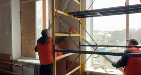 У Запоріжжі волонтери ліквідовують наслідки атаки по школі &ndash; кадри