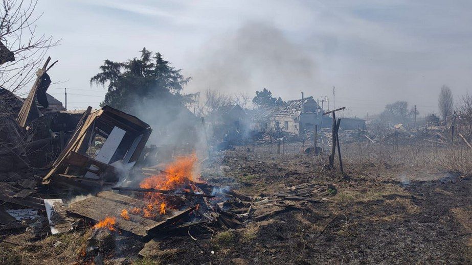 Будинки горіли після обстрілів у Запорізькому районі: є жертви