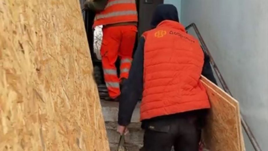 Волонтери ліквідують наслідки нічних обстрілів Запоріжжя &ndash; кадри