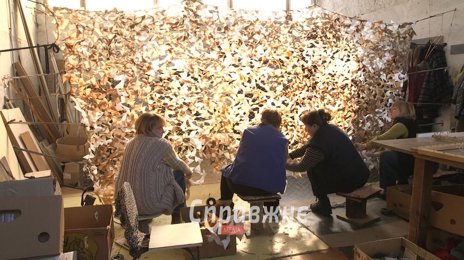 7500 сіток і 100 тисяч свічок: як запорізькі волонтери допомагають фронту