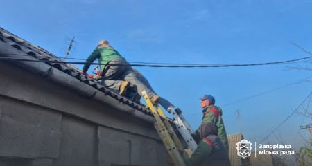 Понад 800 "квадратів" розбитих покрівель відновили в запорізьких будинках