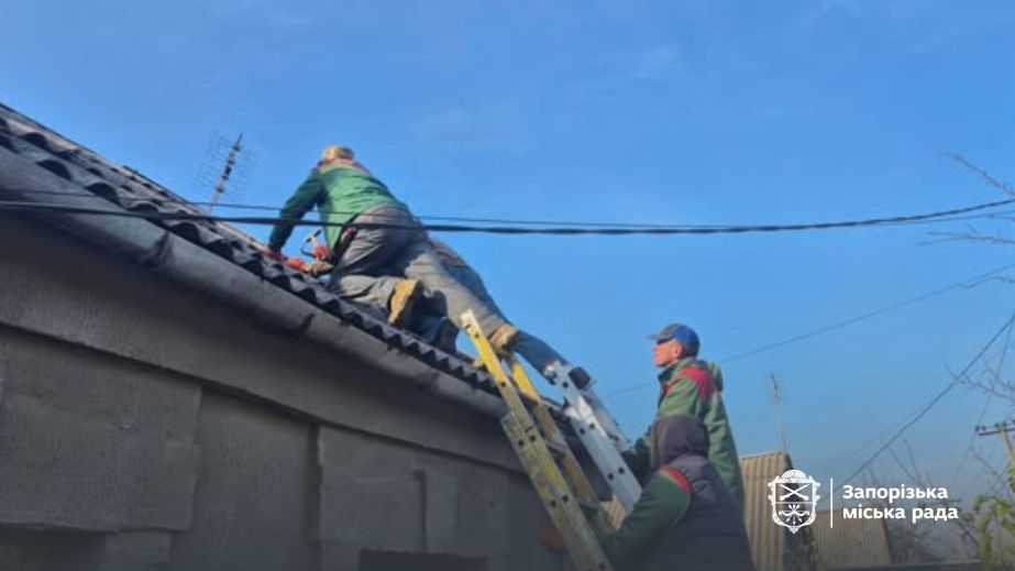 Понад 800 "квадратів" розбитих покрівель відновили в запорізьких будинках