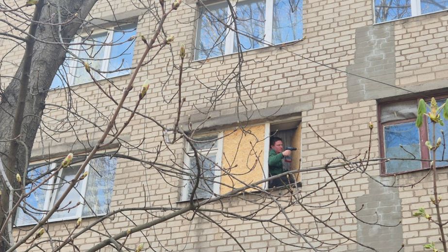 Почти 400 "квадратов" кровель восстановили в запорожских домах после атак врага
